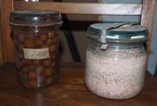 Uraltes eingemachtes 1949, Stachelbeeren und Griebenschmalz, als Deko
