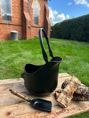 Traditioneller antiker schwarzer Kaminscheit Kohle Eimer mit Schaufel Lager Kamin