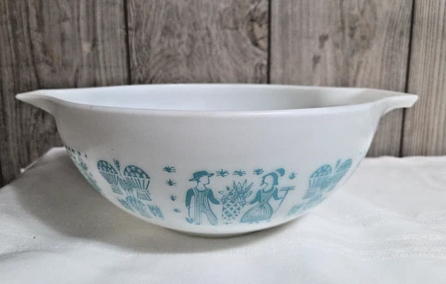 PYREX Amish MIXING BOWL #444, Cinderella, aqua/teal on white, 4 Q, VTG