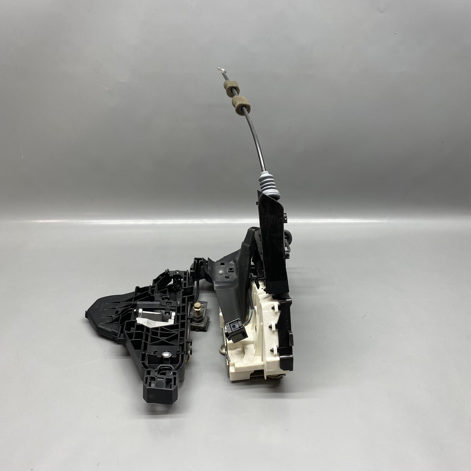 Mercedes-Benz Ml W164 Front Right Door Lock LHD A1647202035 OEM  