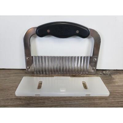 PAMPERED CHEF 1990'S GARNISHER CRINKLE CUTTER WITH SHIELD COVER #1062 VINTAGE