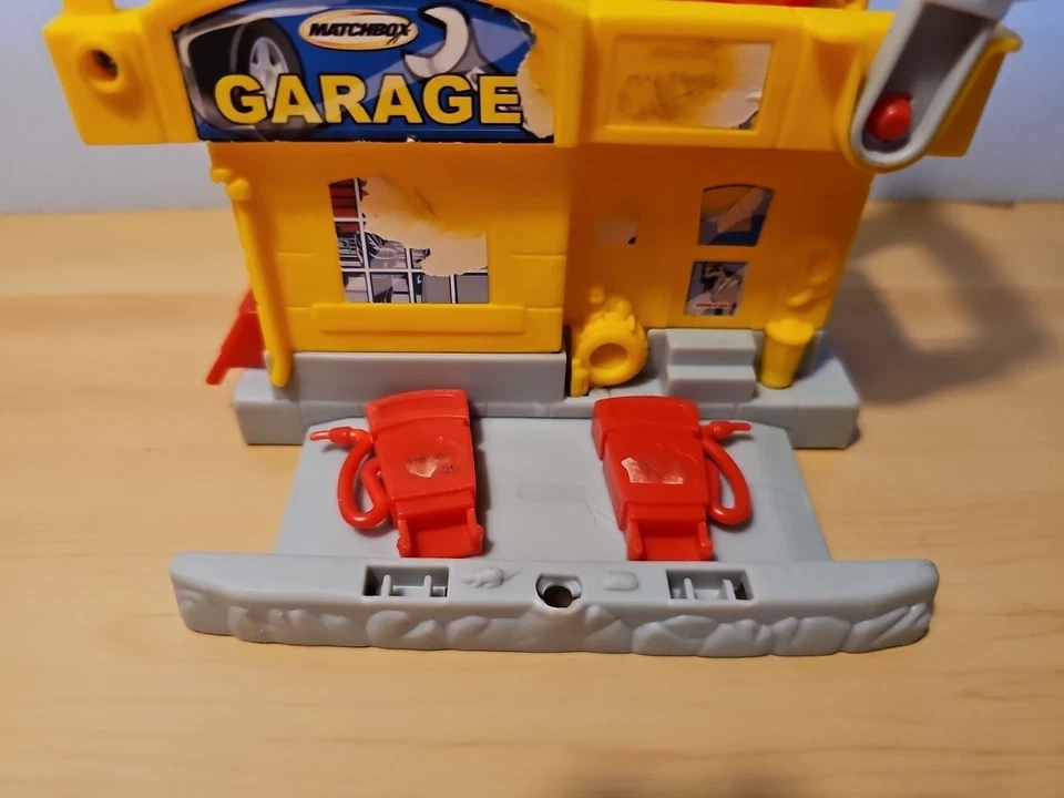 Matchbox Hero City Gas Station B44 80 Part Garage Playset Incomplete - Image 3 of 4
