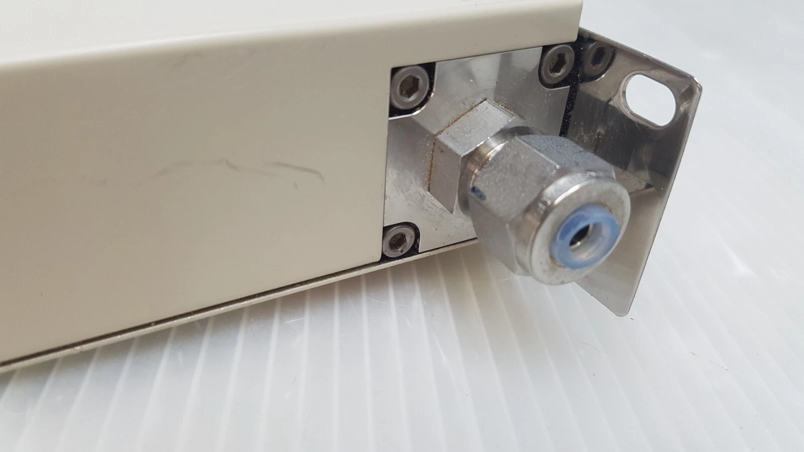 Capped tube fitting on the LINTEC MC-2000L body