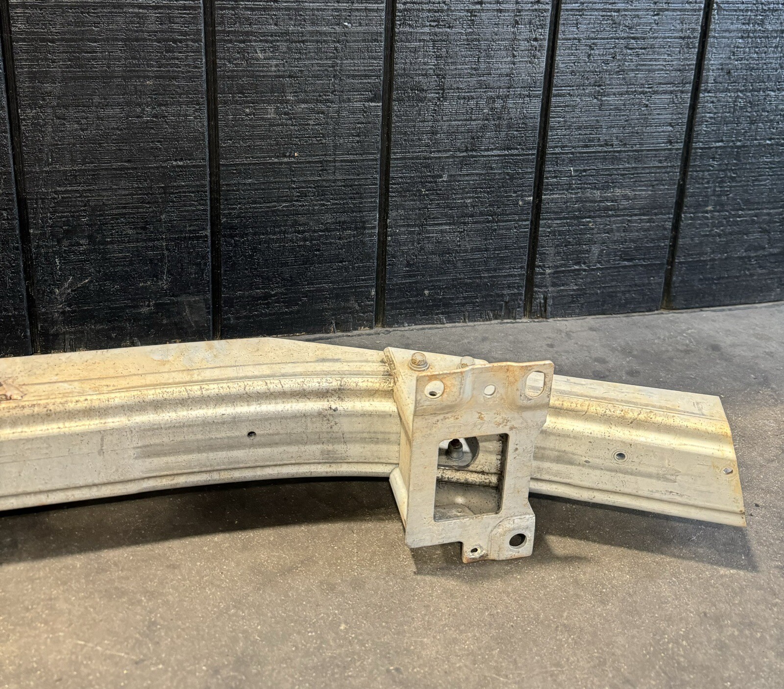 20142016 HYUNDAI EQUUS FRONT BUMPER REINFORCEMENT OEM eBay