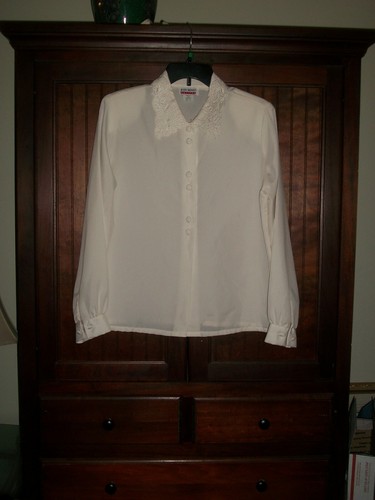 Vintage 80's Judy Bond Petites ivory secretary blouse with lacy collar siz - Picture 2 of 7