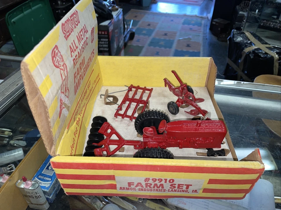 Conjunto de trator agrícola brinquedo Slik novo na caixa 9910 implementos agrícolas de metal fundido - Imagem 2 de 4
