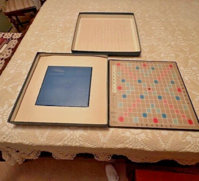 VINTAGE SCRABBLE DELUXE EDITION #71 - REVOLVING BOARD, RACKS, PEGS, TILES..