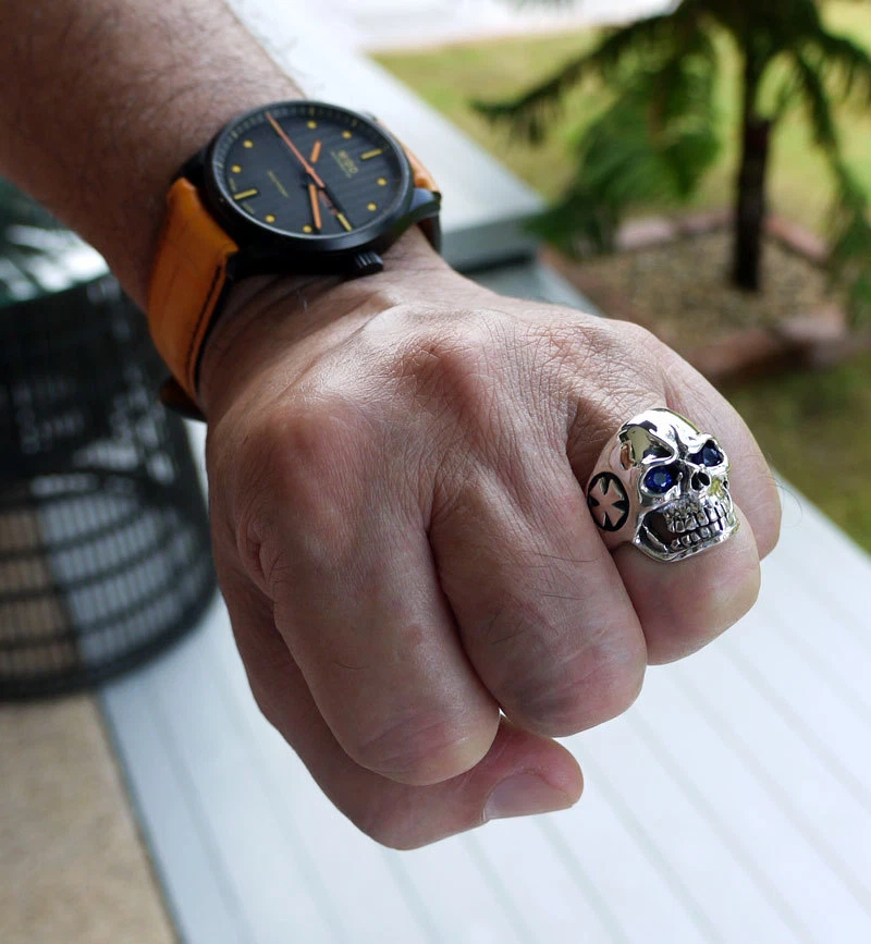 ANELLO IN ARGENTO STERLING 925 CON TESCHIO OCCHI BLU ANELLI DA UOMO BIKER - Immagine 3 di 4