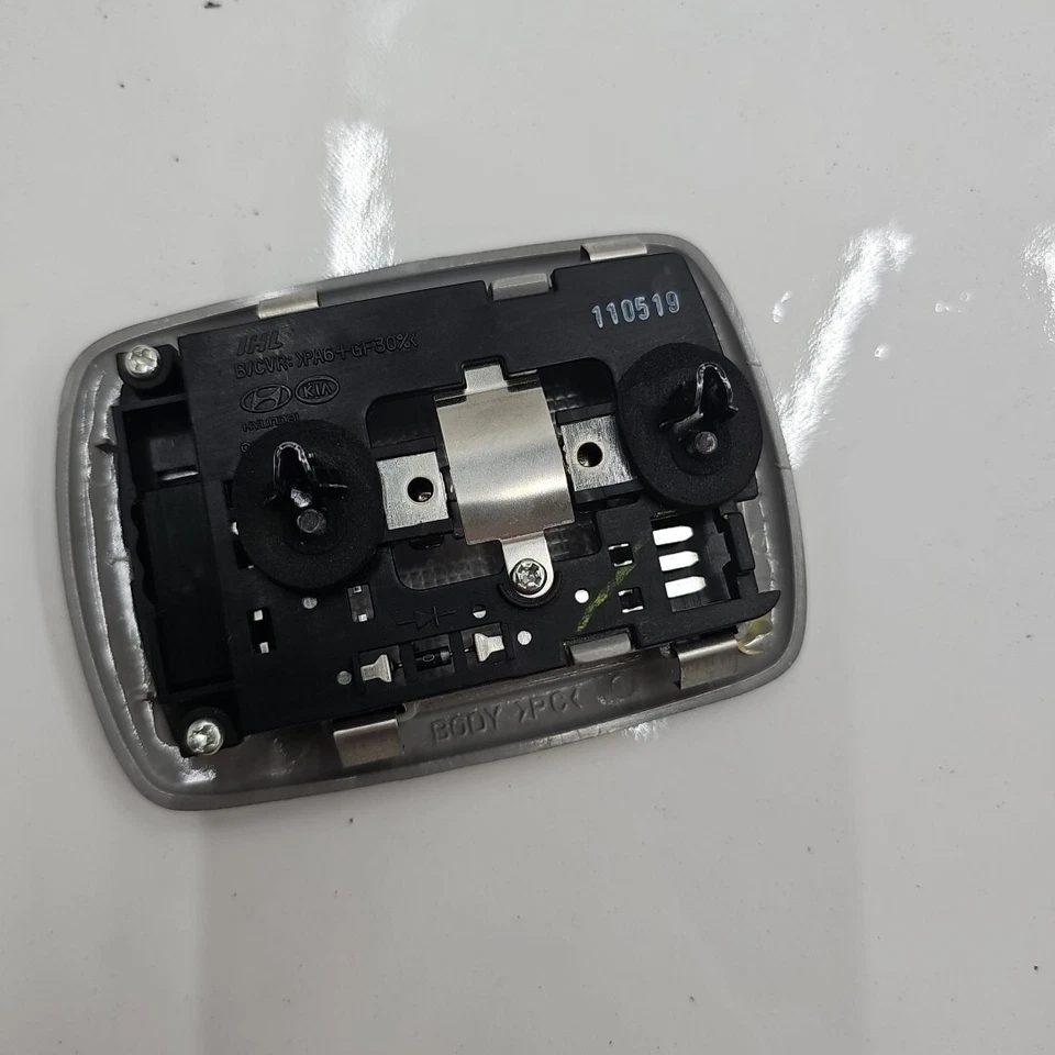 2011 12 13 KIA SORENTO REAR OVERHEAD DOME LIGHT MAP LAMP GREY OEM USED - Image 2 of 2