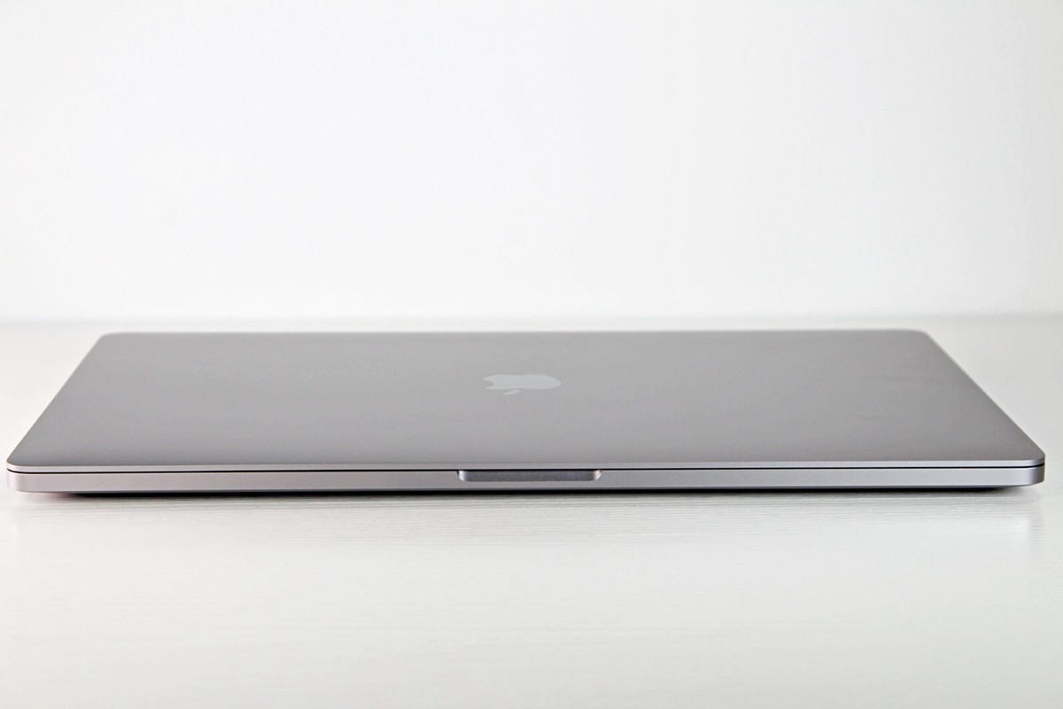 2019 Silver Apple MacBook Pro 2.3GHz 16-inch 32GB RAM 4TB SSD