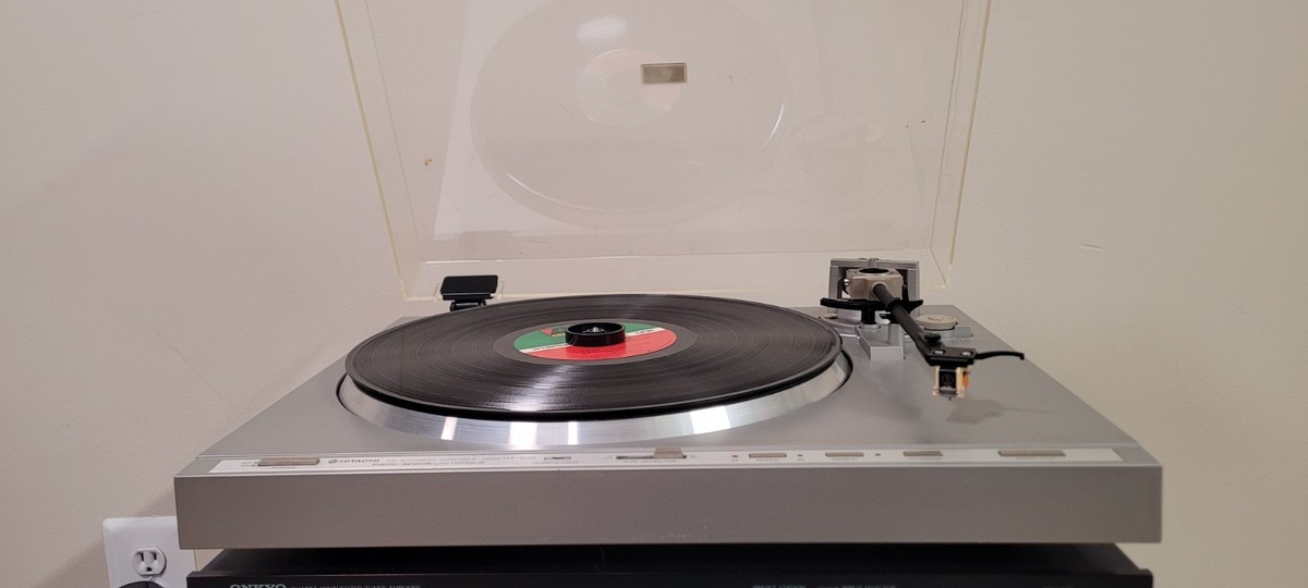 HITACHI HT-60S D. D Automatic Turntable. Tested, Works Great
