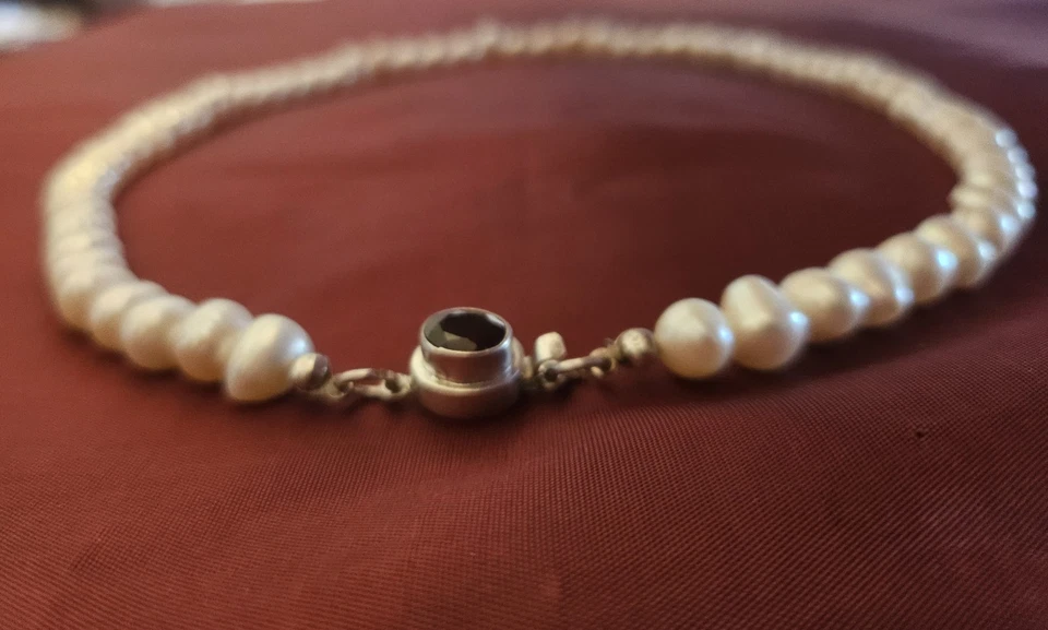 Collana di Perle Acqua Dolce con montatura Arg.Sterling e granato rosso. - Immagine 3 di 4