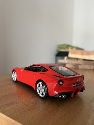 Ferrari F12 berlinetta Modellauto burago 1:24 rot