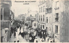CPA-LISIEUX -procession rue Livarot (124413)