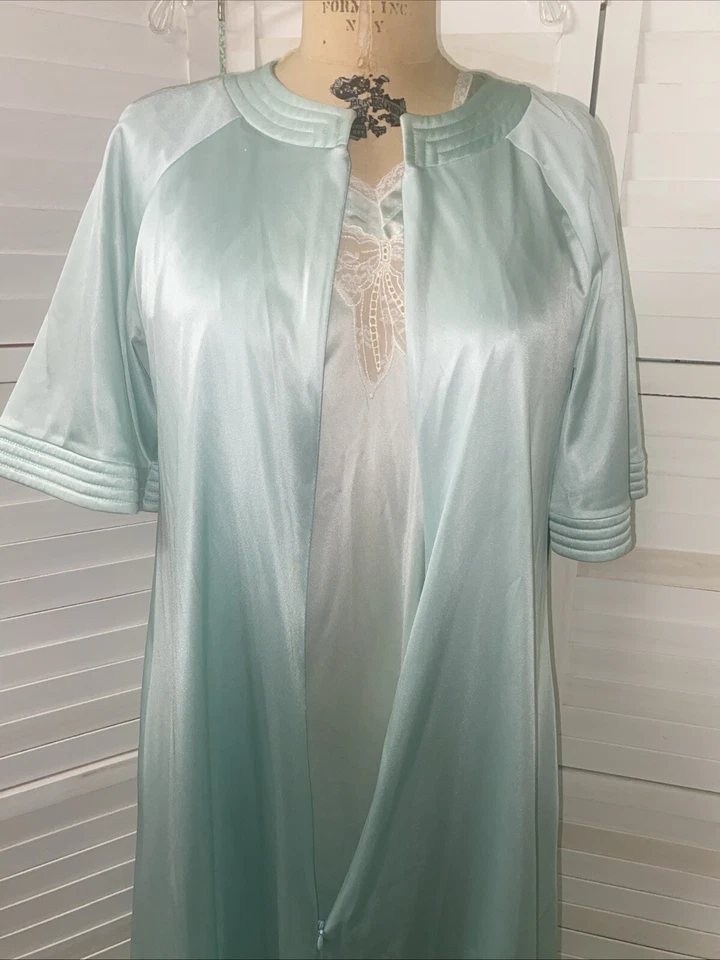 Vintage 2 Piece Vanity Fair Nightgown Peignoir Robe Set Nylon Mint Green Small - Image 2 of 4