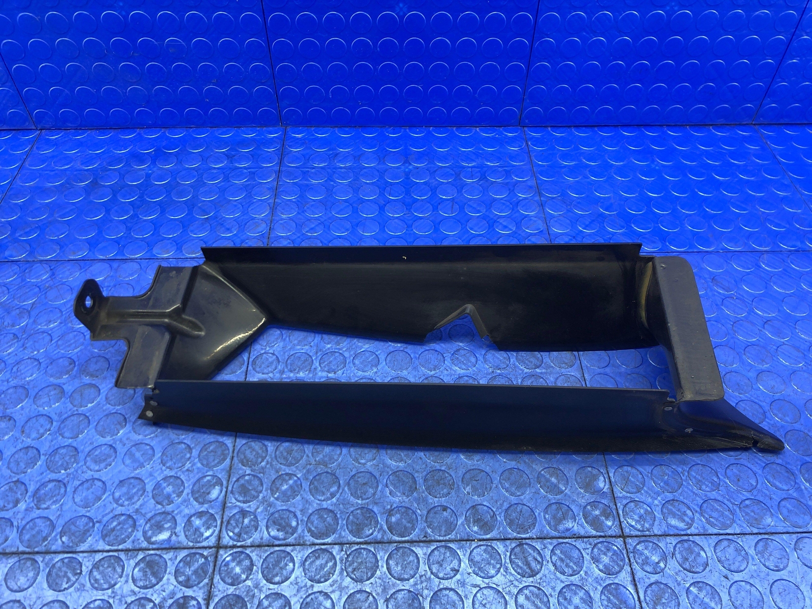 LAMBORGHINI GALLARDO OEM RIGHT SIDE ENGINE OIL COOLER EXIT AIR DUCT 400117335