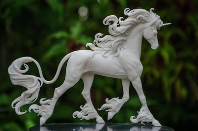 Modellpferd Künstler Resin Walking Unicorn - weiß unbemalt - verschiedene Größen