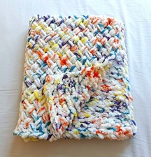 COUVERTURE MULTICOLORE POUR BEBE OU JEUNE ENFANT. 86 x 72 CM. FAIT MAIN OEKO TEX