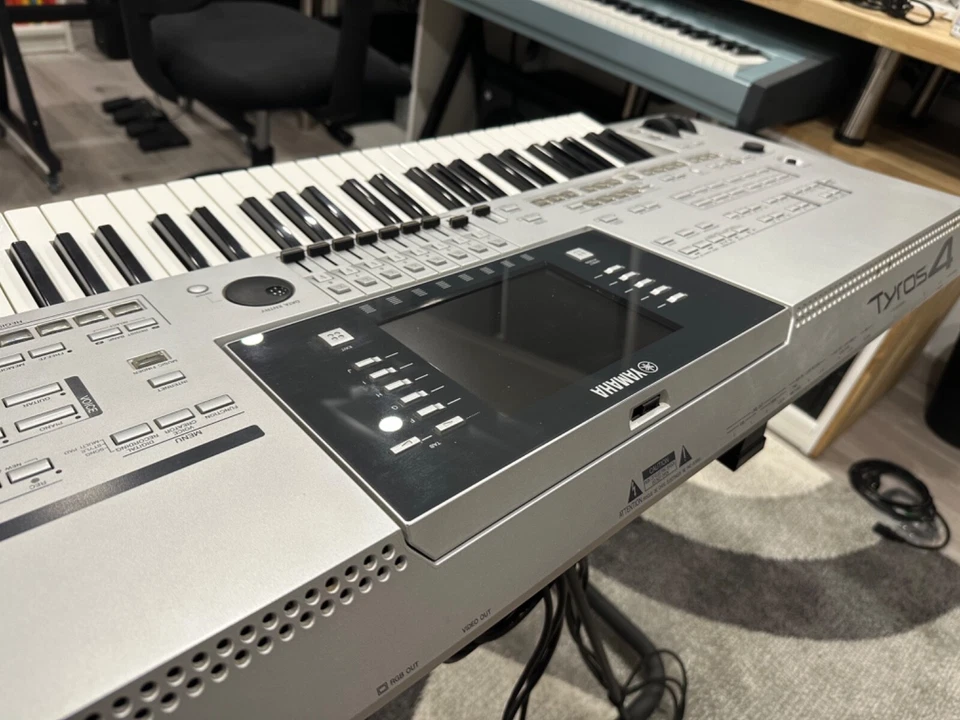 YAMAHA Tyros 4 - Clavier arrangeur 61 touches - Photo 2/4