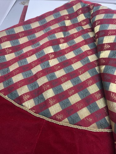 Christmas Tree Skirt Gold Green and Red Velvet Border 52 Inch - Picture 10 of 12