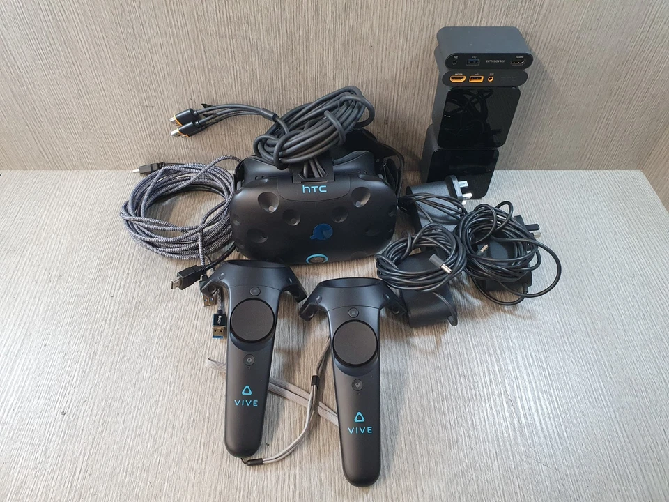HTC Vive VR Headset with Controllers and 2x Base Stations Tested Grade B EC3110 - Image 3 of 4