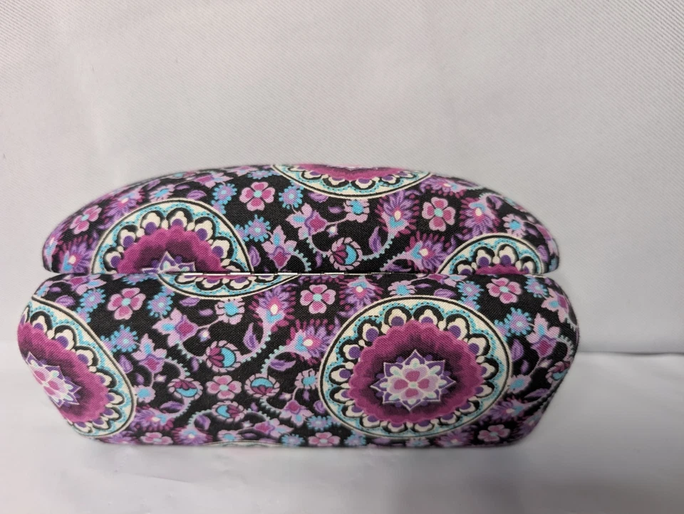 Estuche rígido para gafas Vera Bradley medallón lila (retirado) Foto 3 de 3