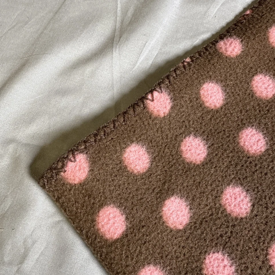 Manta 60x44 marrón con lunares rosas. Usado, suave Foto 3 de 4