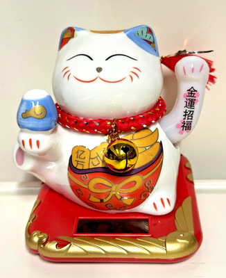 Solar Winkekatze Maneki Neko aus Keramik   Feng Shui Glückskatze Geschenk  10 cm