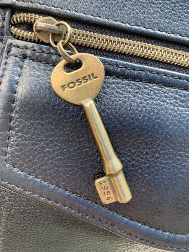 VTG Fossil 1954 Bag Crossbody Black Leather Purse Unisex Skeleton Key Charm READ - Image 3 of 4