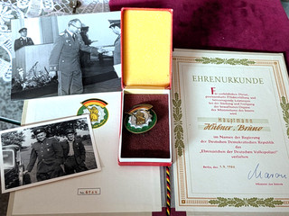 Seltenes Ehrenzeichen d. VP m. Urkunde v. 1960 m. NR