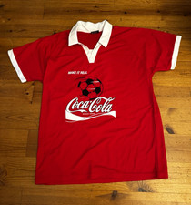 Coca-Cola Make it Real Fu&szlig;ball-Shirt Rot mit wei&szlig;em Kragen, Gr&ouml;&szlig;e L