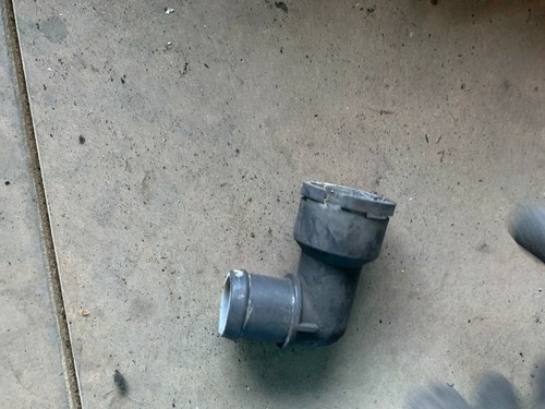 VW Golf Kühlwasserschlauch Kühlmittelflansch Flansch 037121619