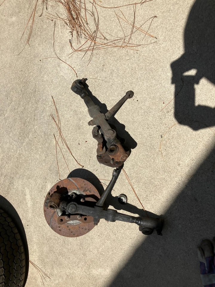 Portador de bujes delantero Morris Minor, Kingpin y par de bujes, años 60; $200 Foto 3 de 4