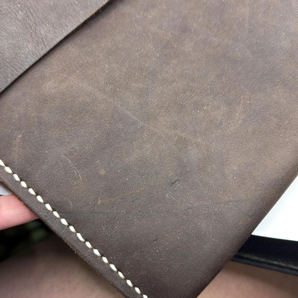Funda para portátil Majik de cuero marrón hecha en Haití para hombre portafolio de mensajero documento Foto 3 de 4