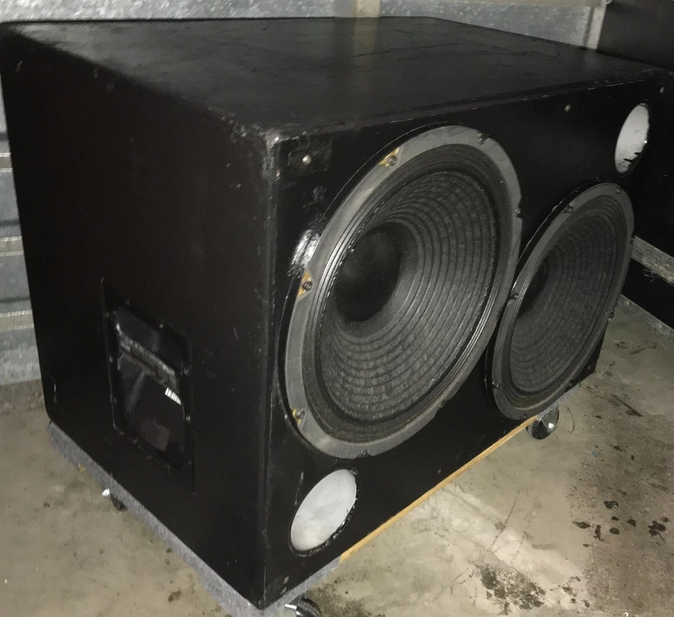 Subwoofer compacto Meyer Sound USW-1 Ultra Series com dois drivers graves de 15 polegadas++ - Imagem 3 de 4