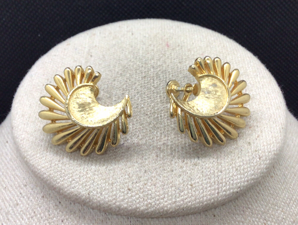 Vintage Gold Tone Costume Swirl Screw Back Earrings NN959 | eBay