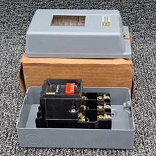 Square D - 2510MBG2 - Manual Starter, 3-Pole, Nema 1, 600V AC, (rust last image)