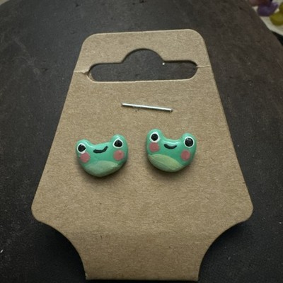 Smiling Frog Face Stud Earrings Green Plastic