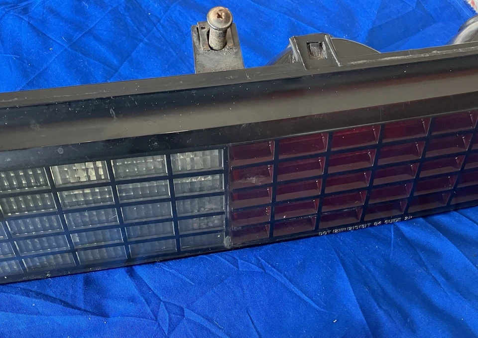 1984 1985 1987 1988 年 Pontiac Fiero SE 右外尾灯原始设备制造商 — 第 3/4 张图片