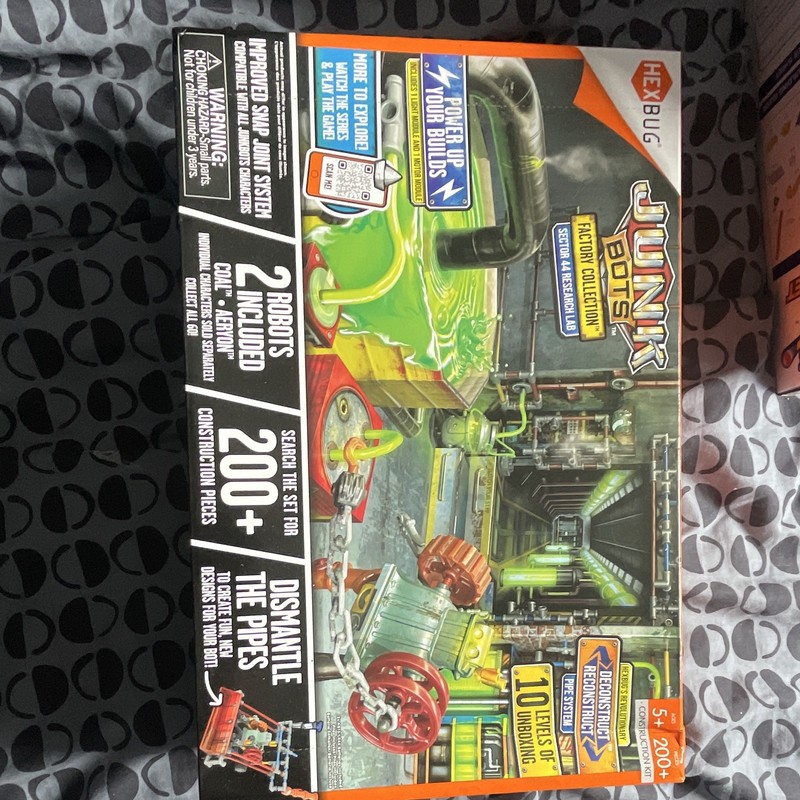 HEXBUG JunkBots Factory Collection 1 Battery Powered Construction Kit 200+ Pcs