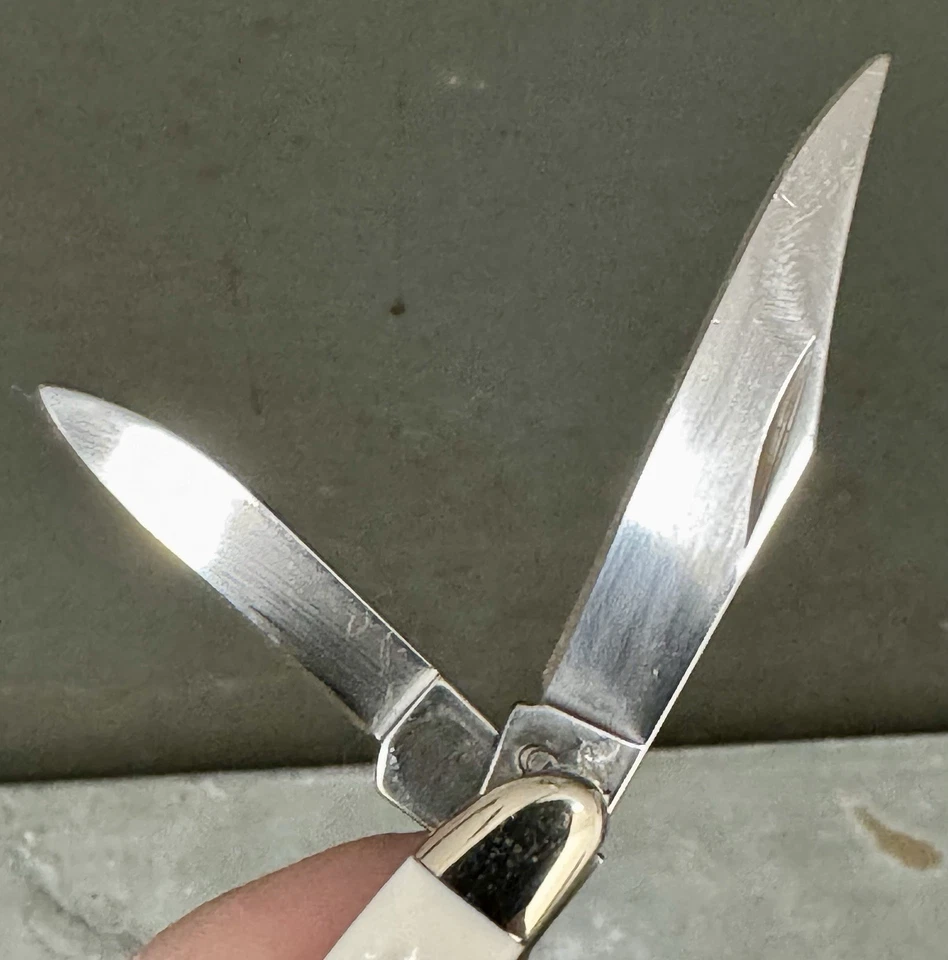 Navaja de Bolsillo Plegable Case XX 60188 Blanca con Escudo Rojo Cacahuete 6220SS Foto 4 de 4