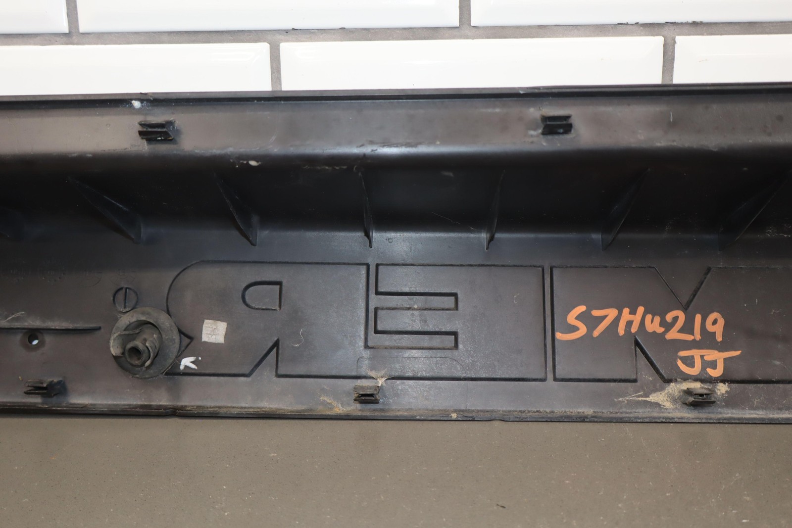 06-09 Hummer H2 SUV Rear Center Bumper Cover Section *Missing Tabs*