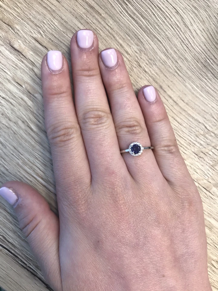 Anillo de compromiso genuino con halo de oro blanco de 9 quilates de iolita y diamantes Foto 2 de 4