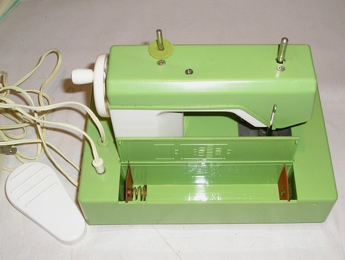 Vintage Crystal Toy Sewing Machine - Japan - Runs - 110V or 2 "D" Batteries - Picture 5 of 10