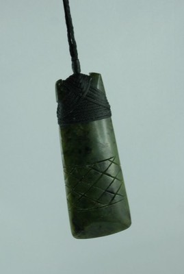 Maori Jade Carving aus Neuseeland Harakeke ADZE  TOKI  Talisman