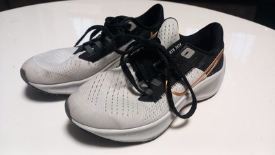 Nike Air Zoom Pegasus 38 GS   Kinder Laufschuhe Sneaker   Gr. 32   SW/Gold/Weiß