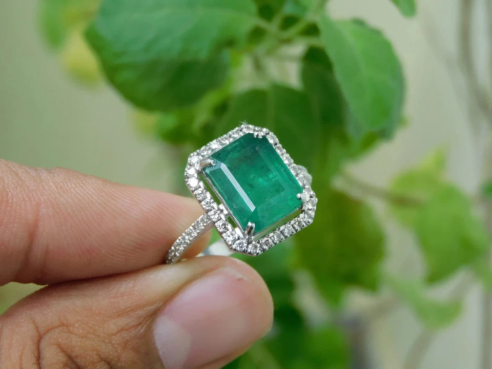 Anillo de compromiso de diamantes esmeralda natural de 5,40 quilates de oro blanco de 14 quilates talla 8 Foto 4 de 4