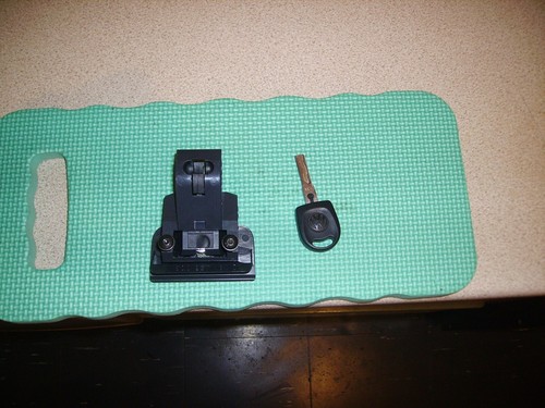 vw polo 9N 04 locking glovebox opener catch. and key. - Picture 3 of 3