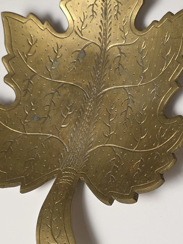 Bandeja de joyería de arce grabada vintage de latón hoja baratija boho decoración de mediados de siglo Foto 2 de 4
