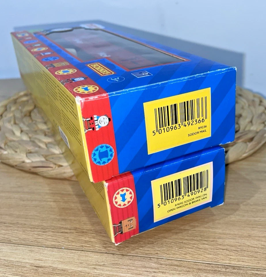 HORNBY 00 GAUGE THOMAS & FRIENDS R9092 TRIPLE WAGON PACK & R9236 SODOR MAIL PACK - Image 4 of 4